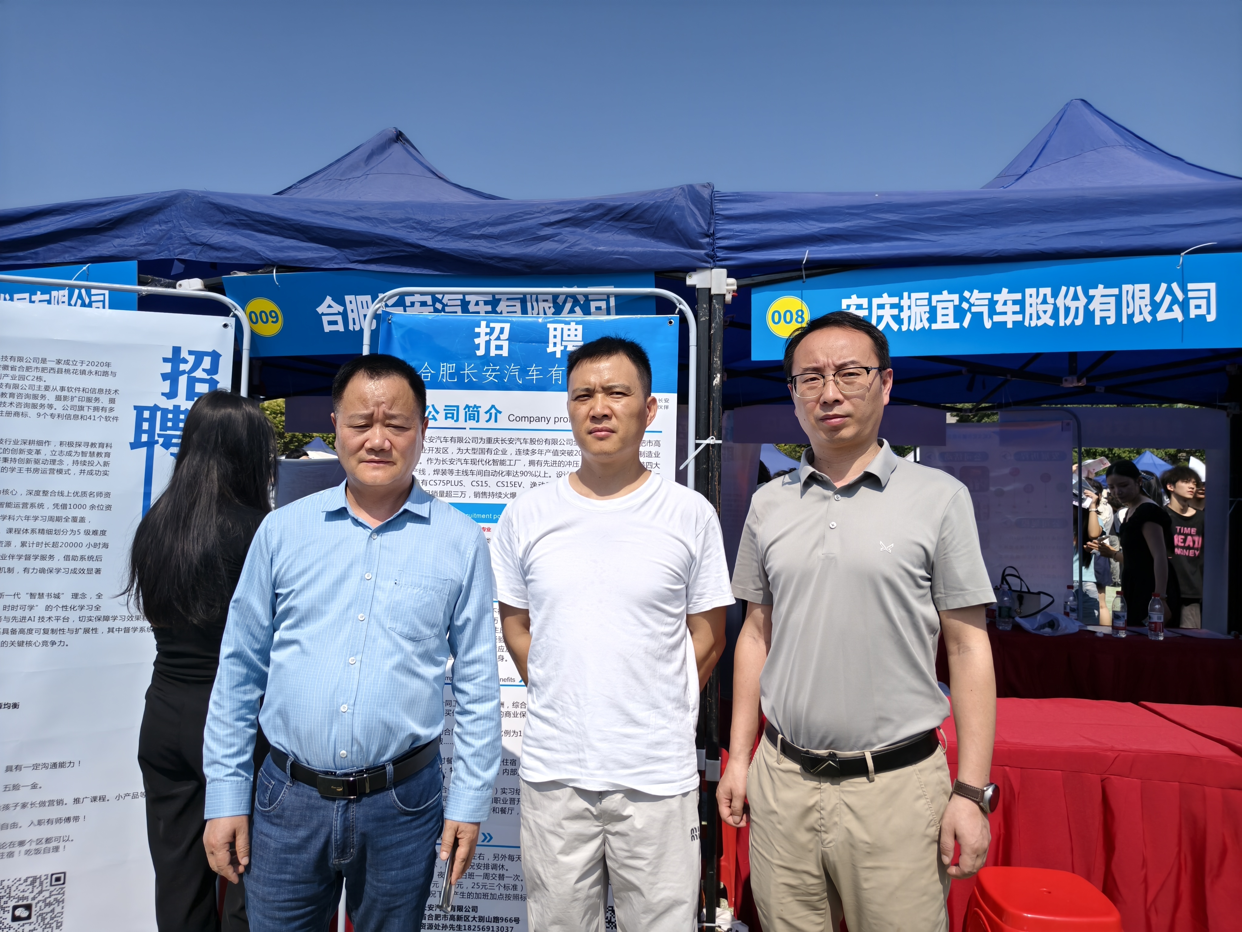 合肥滨湖职业技术学院领导深入校园双选会 关注学子就业动向