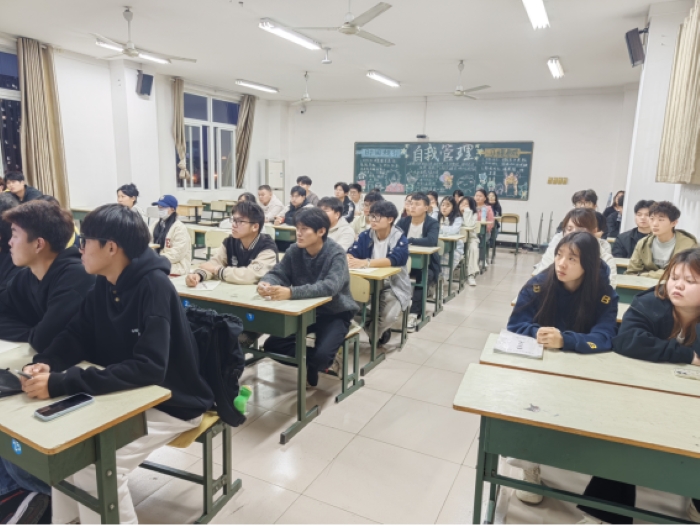20251106：学院新闻-新生班干会议-2 更改后.png