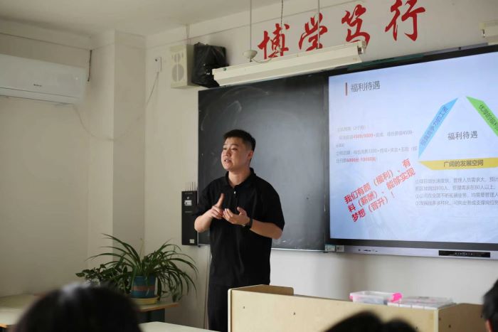 50cd100009d8b50f855596d2bd630499.jpg 20260601:学院新闻-招聘会-3 更改后.jpg