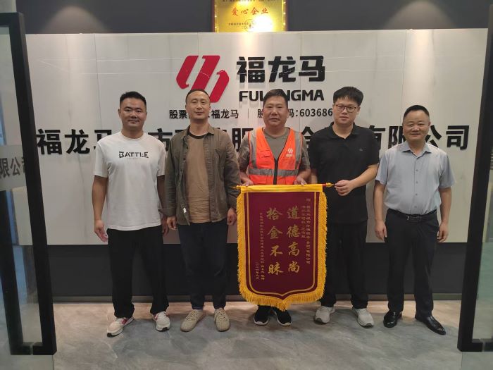 拾金不昧暖人心 平凡善举传温情 —— 我校致谢诚信洒水车司机